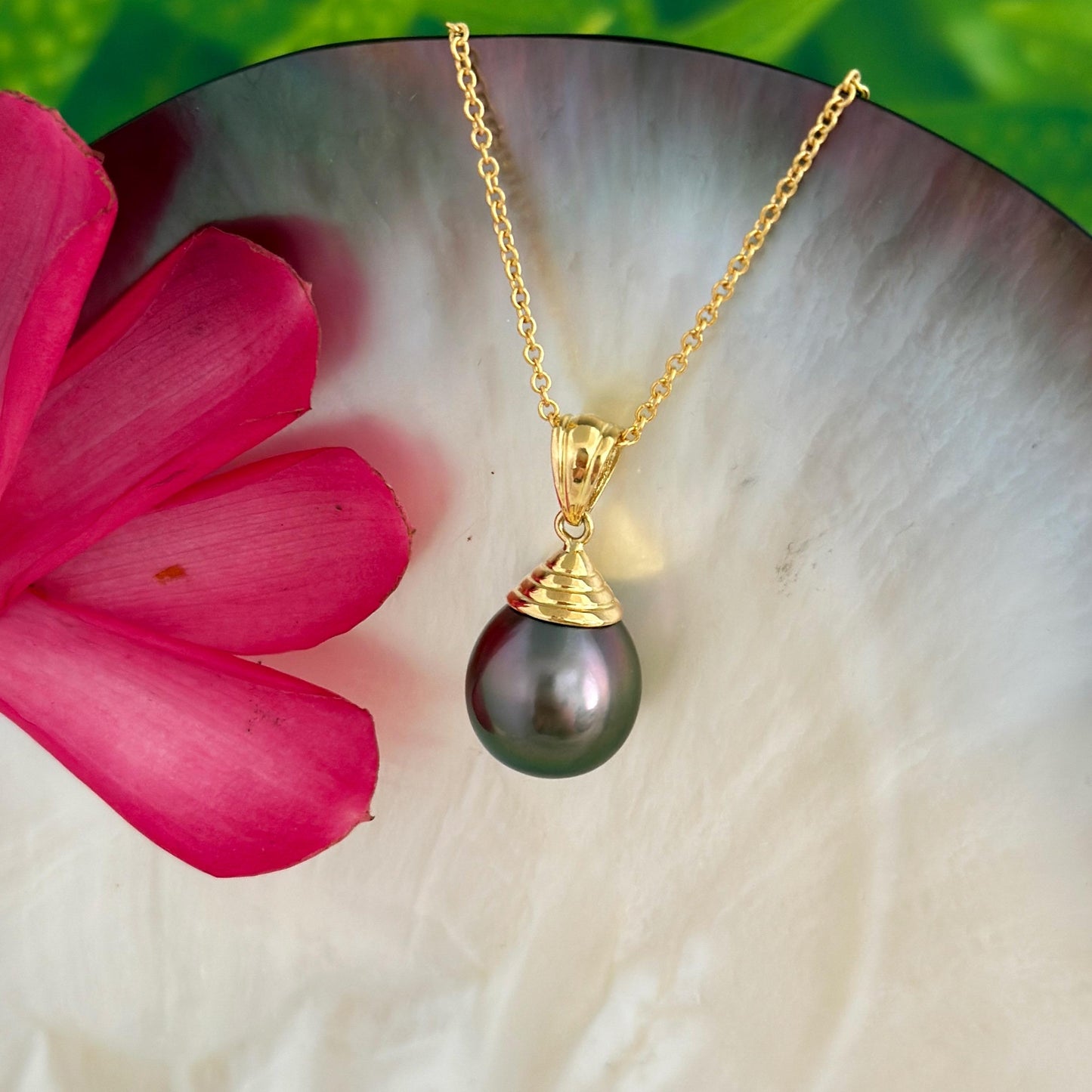 Big Tahitian Pearl Pendant with Peacock colors • Solid Gold chain • natural gemstone