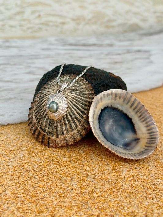 Opihi pendant with Tahitian Keshi pearl : Sterling Silver