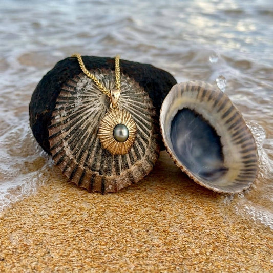 Opihi pendant with Tahitian Keshi pearl : 14k Gold vermeil
