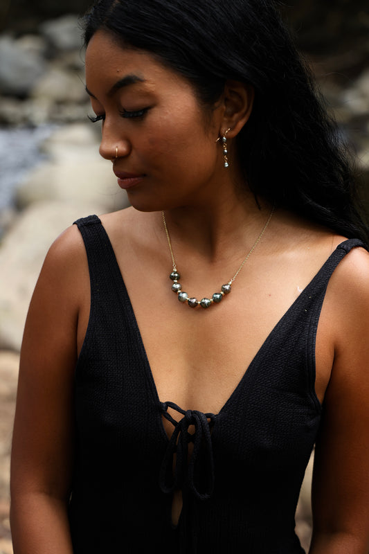 Tahitian Pearl necklace • Gold filled jewelry • Seven pearls • Vibrant colors • U design