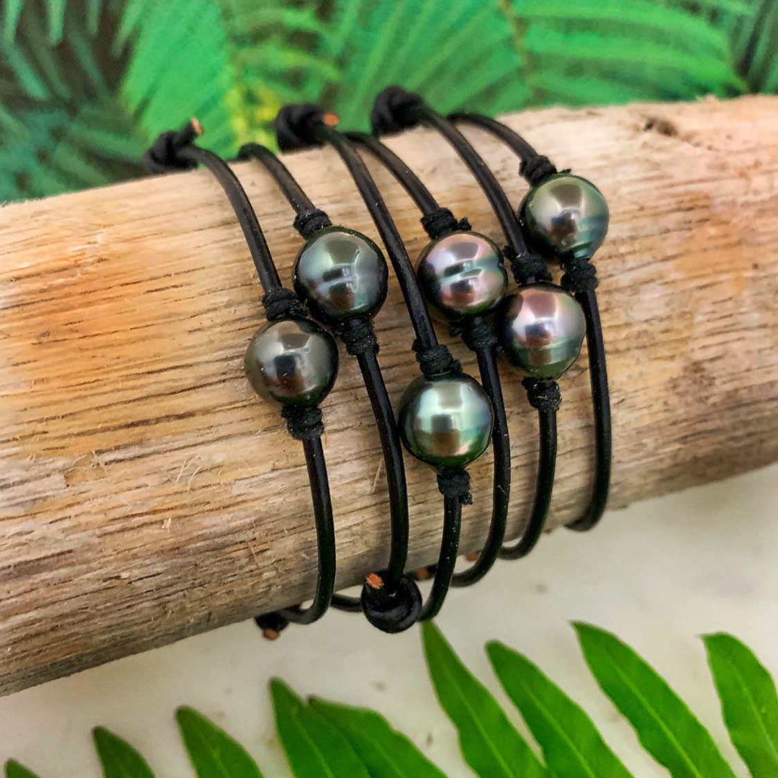 Adjustable bracelet with single tahitian pearl on black leather cord