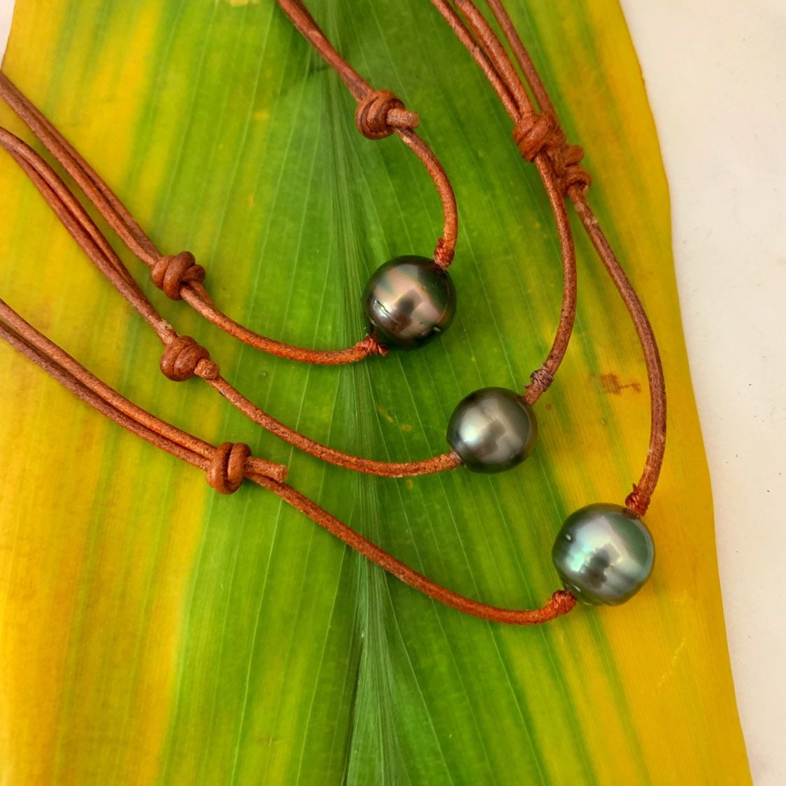 Adjustable Tahitian Pearl Leather Necklace: Unisex Minimalist Jewelry