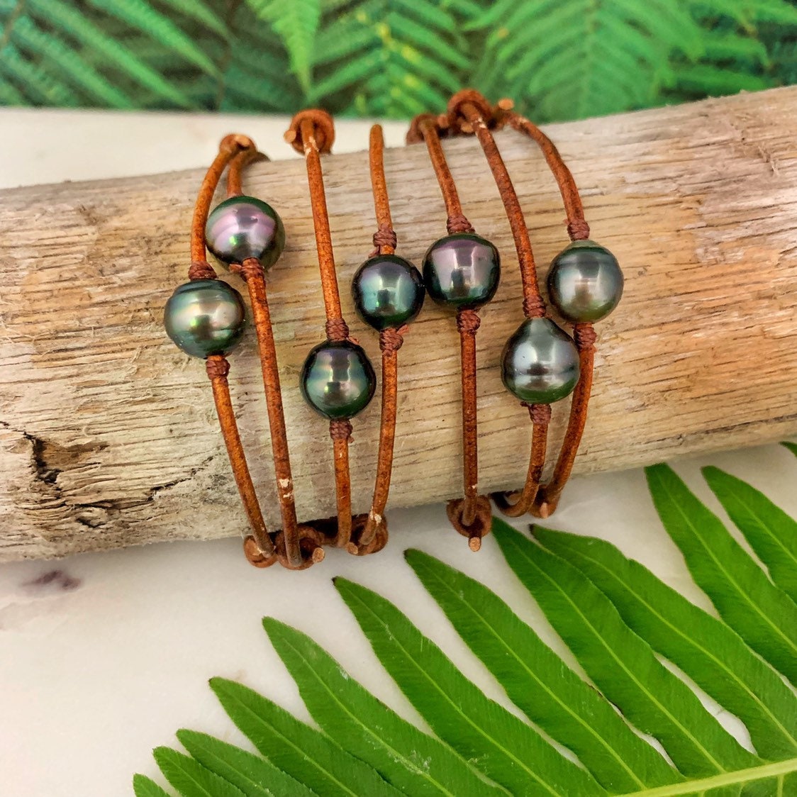 Adjustable bracelet with single tahitian pearl on brown leather cord