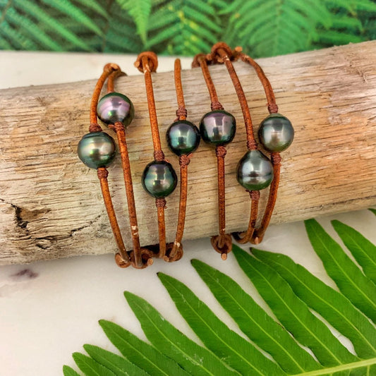 Adjustable bracelet with single tahitian pearl on brown leather cord