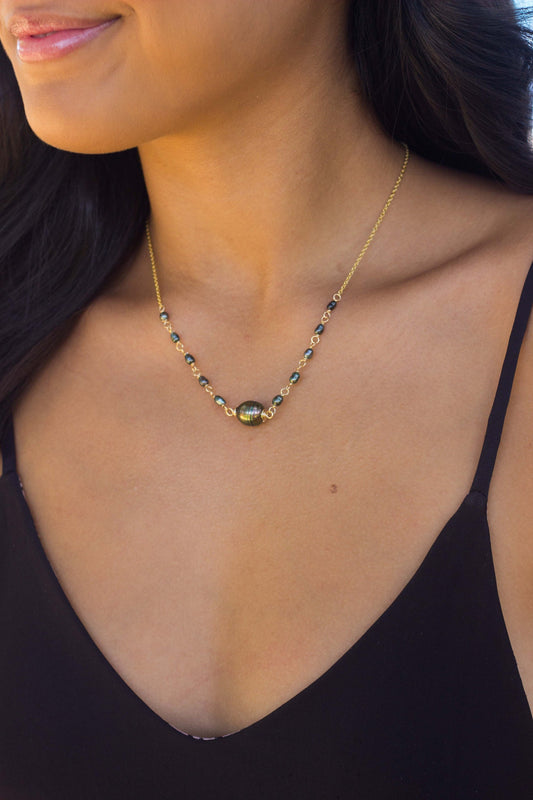 Tahitian pearl choker necklace with accents keshi wire wrapped next to each other, in yellow gold-filled