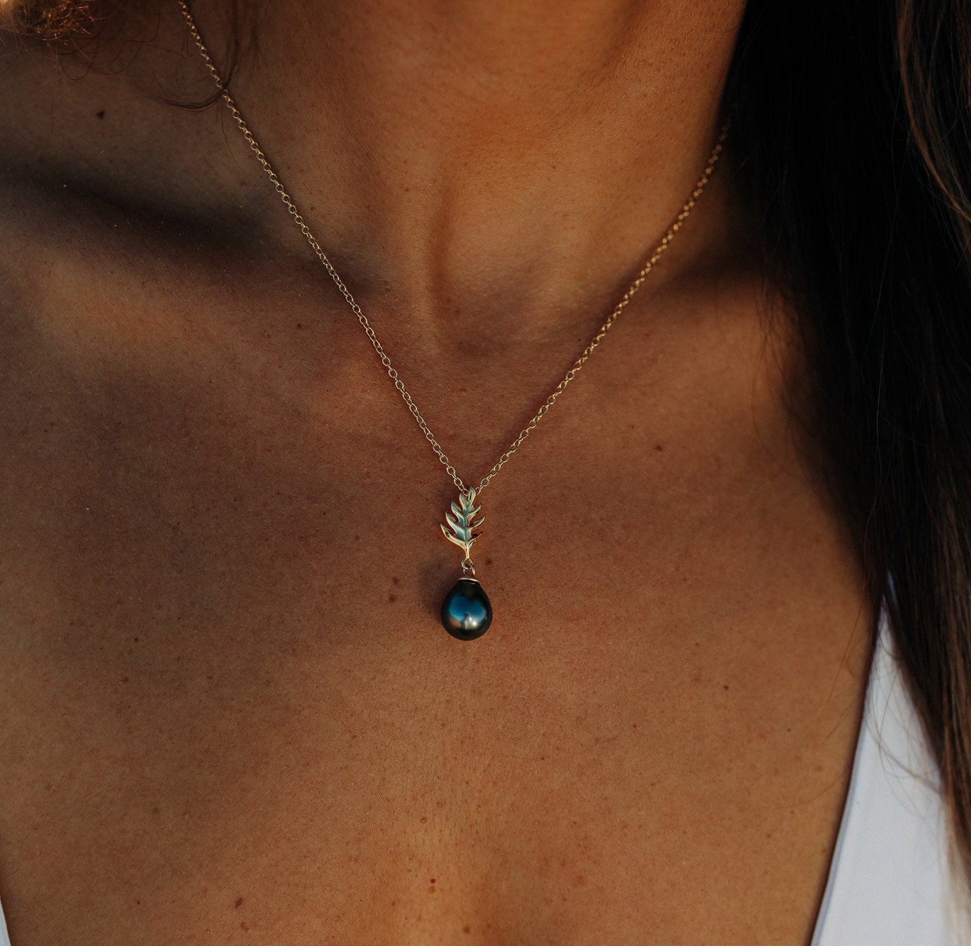 tahitian pearl pendant with hawaiian ulu design , in gold vermeil.