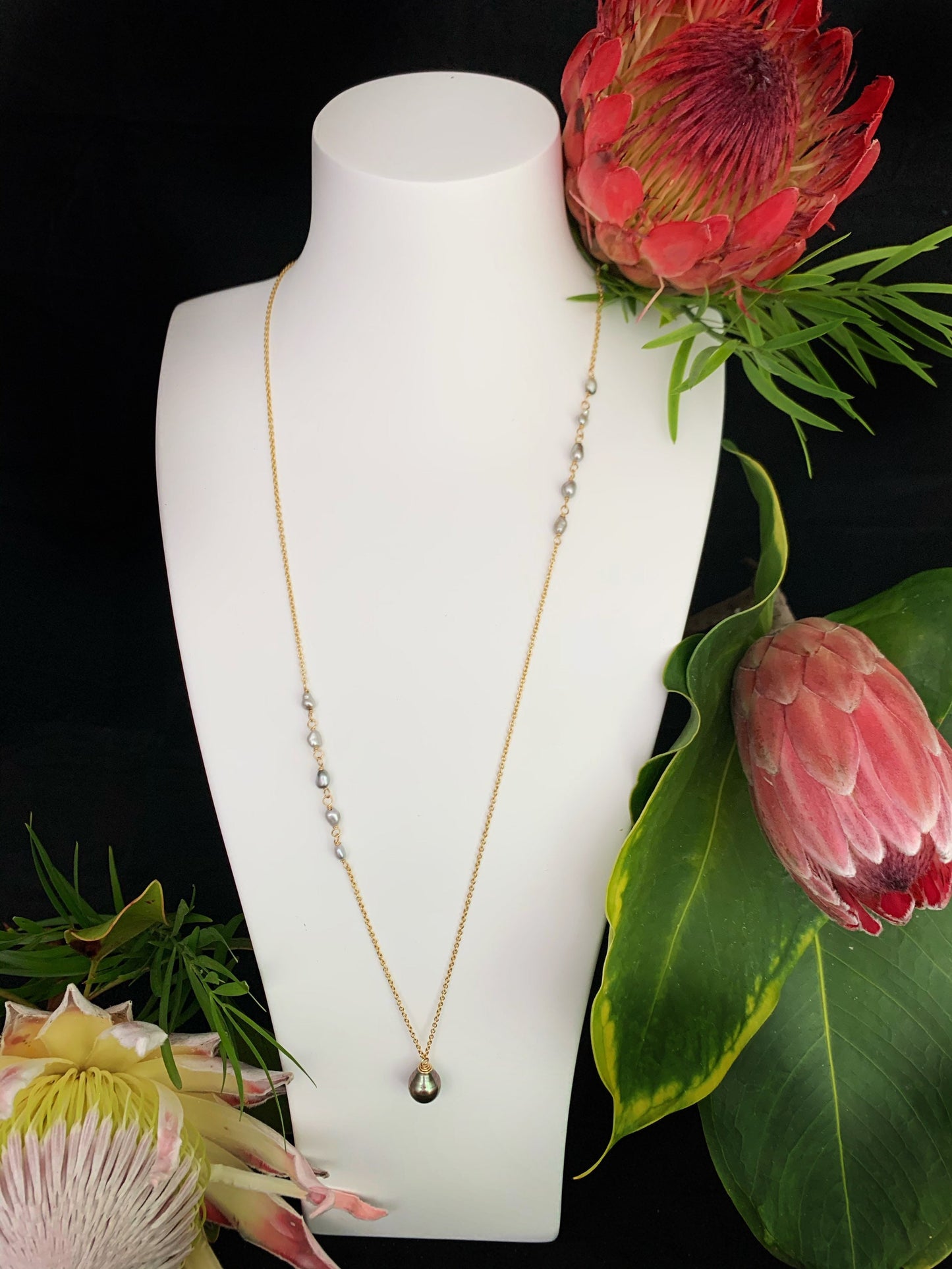 Tahitian pearl necklace — Staggered Keshi • genuine and organic shapes • Long chain
