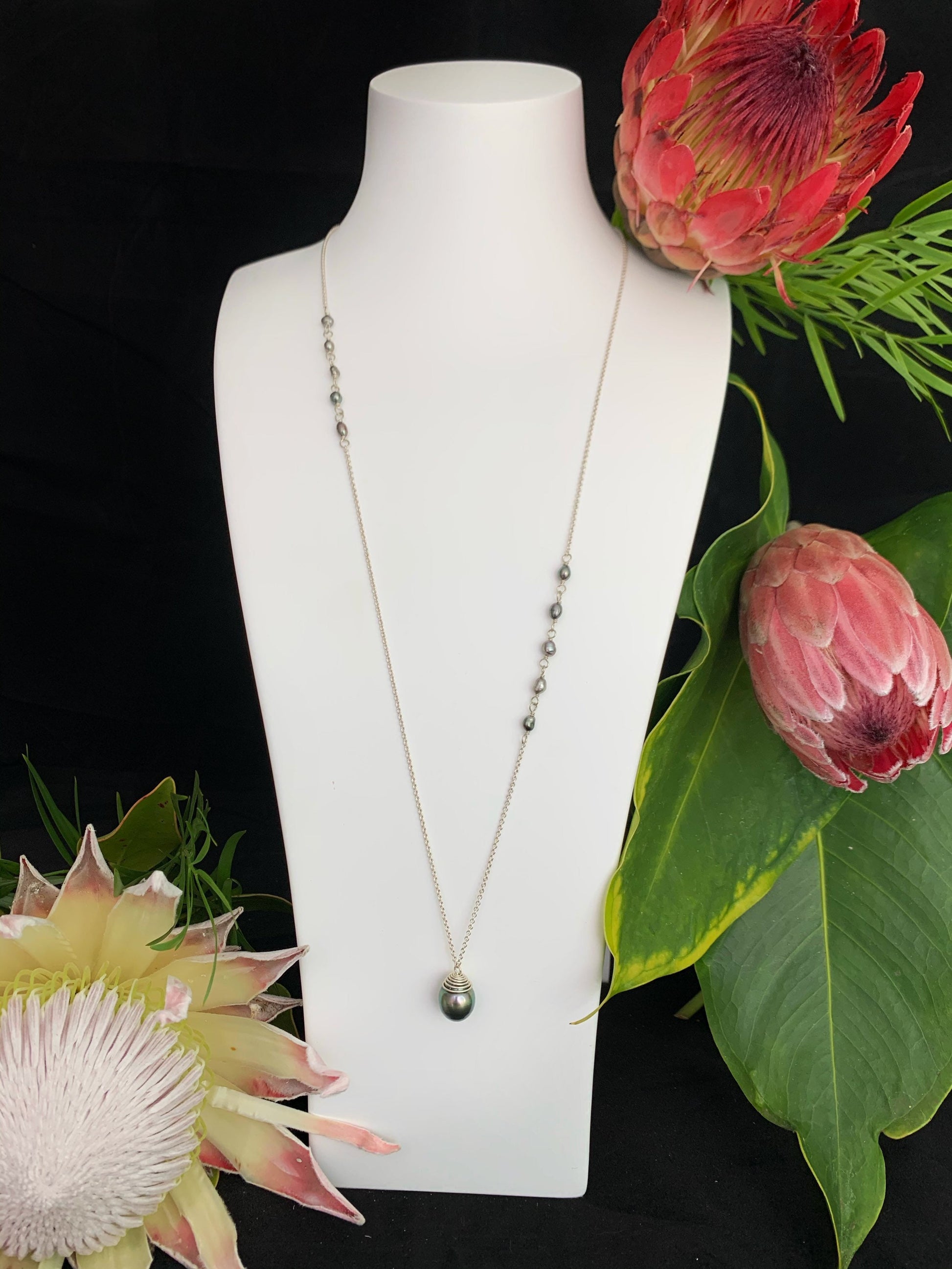 Tahitian pearl necklace — Staggered Keshi • genuine and organic shapes • Long chain