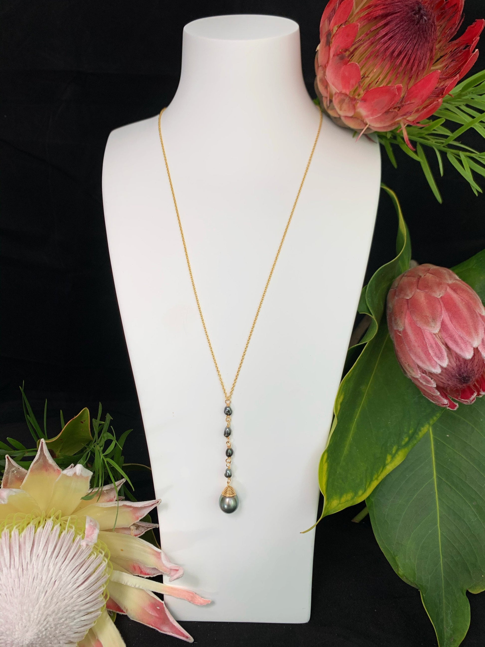 Tahitian pearl necklace — Long jewelry with Keshi • genuine organic shape • Drop jewelry