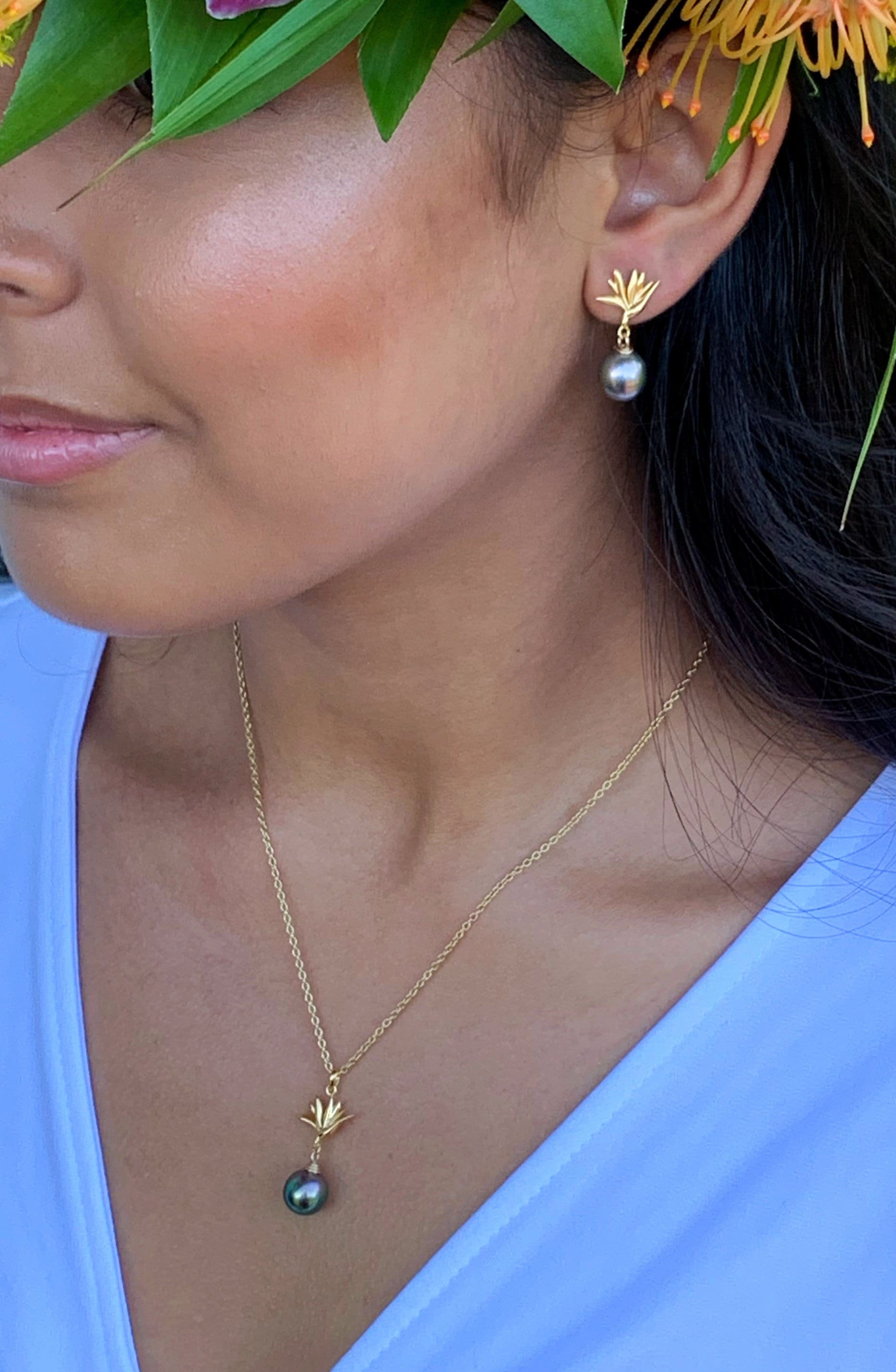 Bird of paradise pendant with peacock tahitian pearl, in gold vermeil