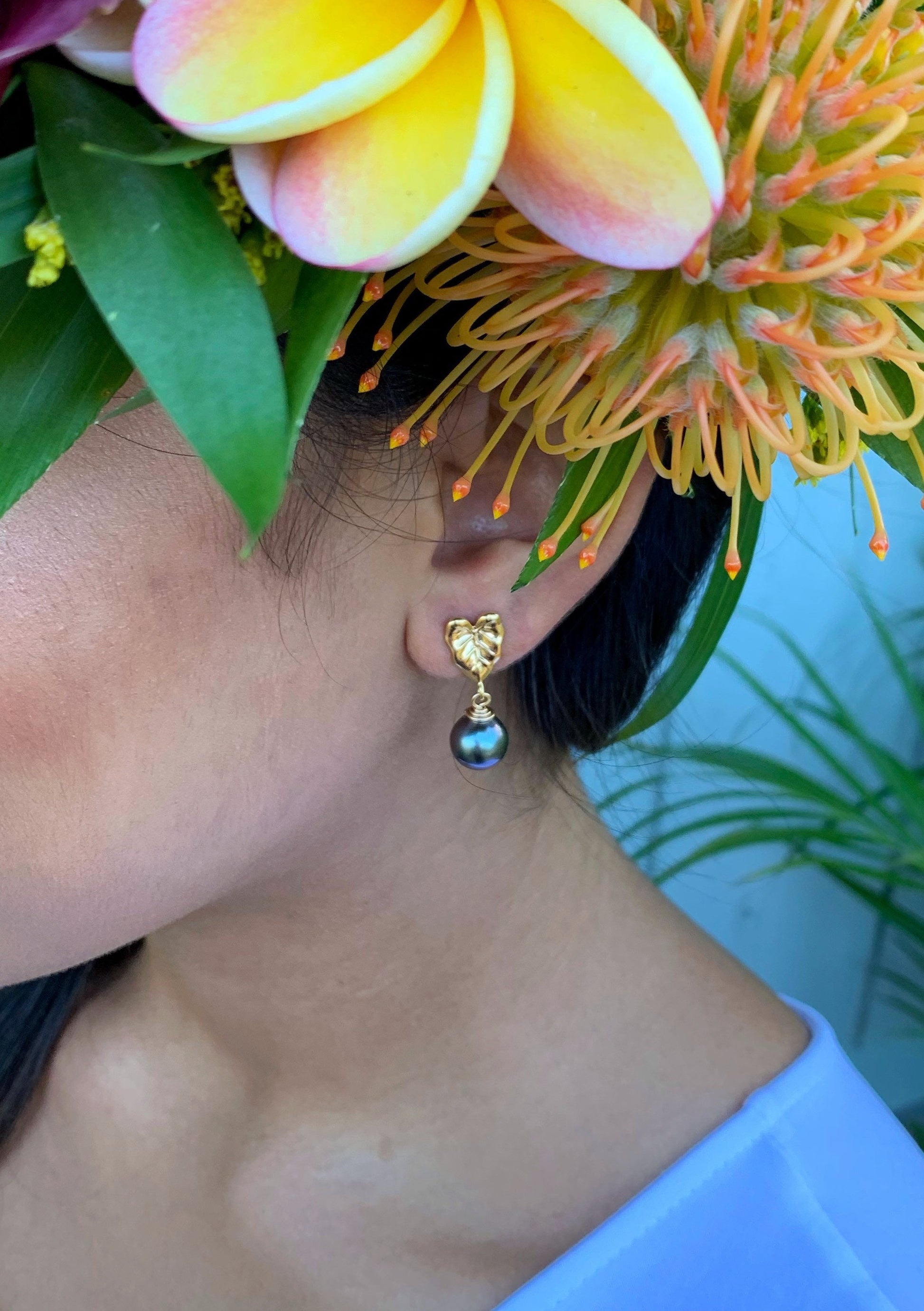 Tahitian pearl earrings • Kalo studs • Hawaiian design • Gold Taro leaf