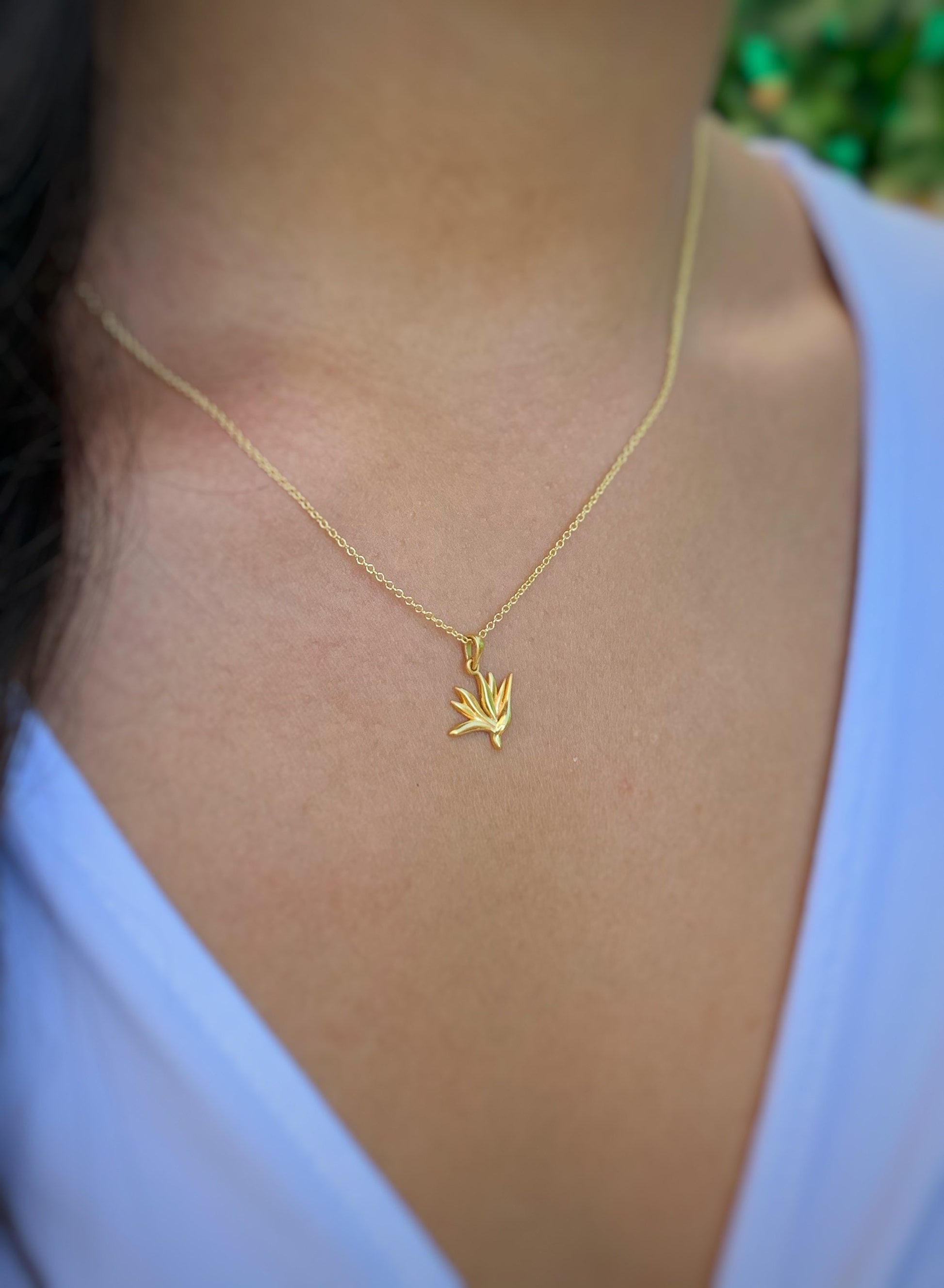Bird of Paradise Necklace – Tropical Flower Pendant, Minimalist Hawaiian Jewelry, Elegant Gift