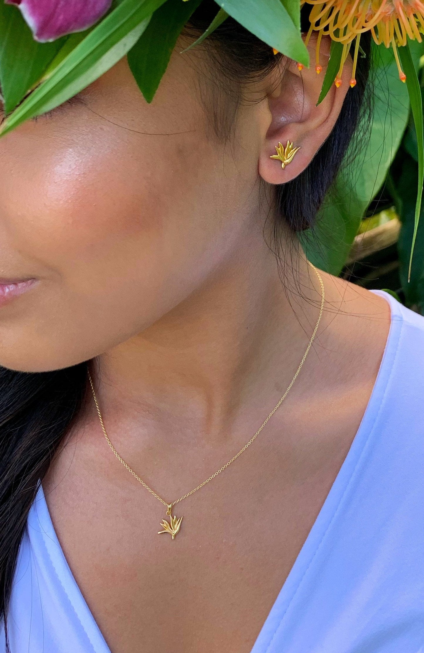 Bird of Paradise Necklace – Tropical Flower Pendant, Minimalist Hawaiian Jewelry, Elegant Gift