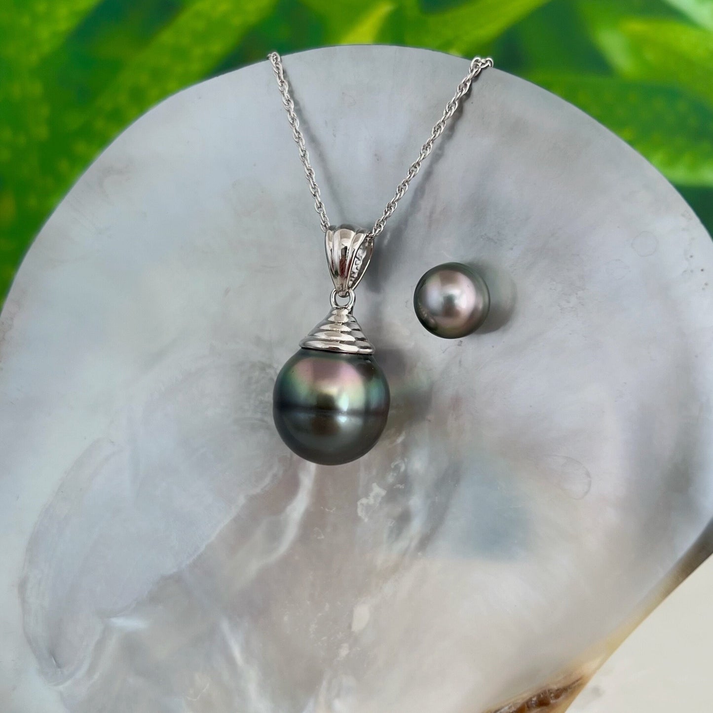 DOORBUSTER Large Near Flawless and Colorful Tahitian Pearl Pendant