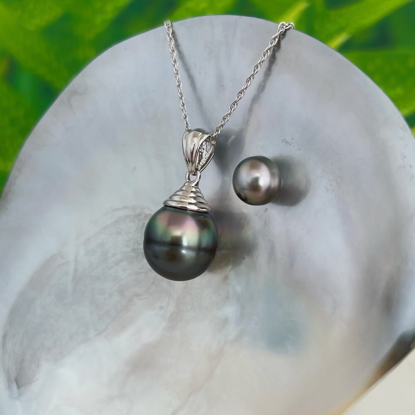 DOORBUSTER Large Near Flawless and Colorful Tahitian Pearl Pendant