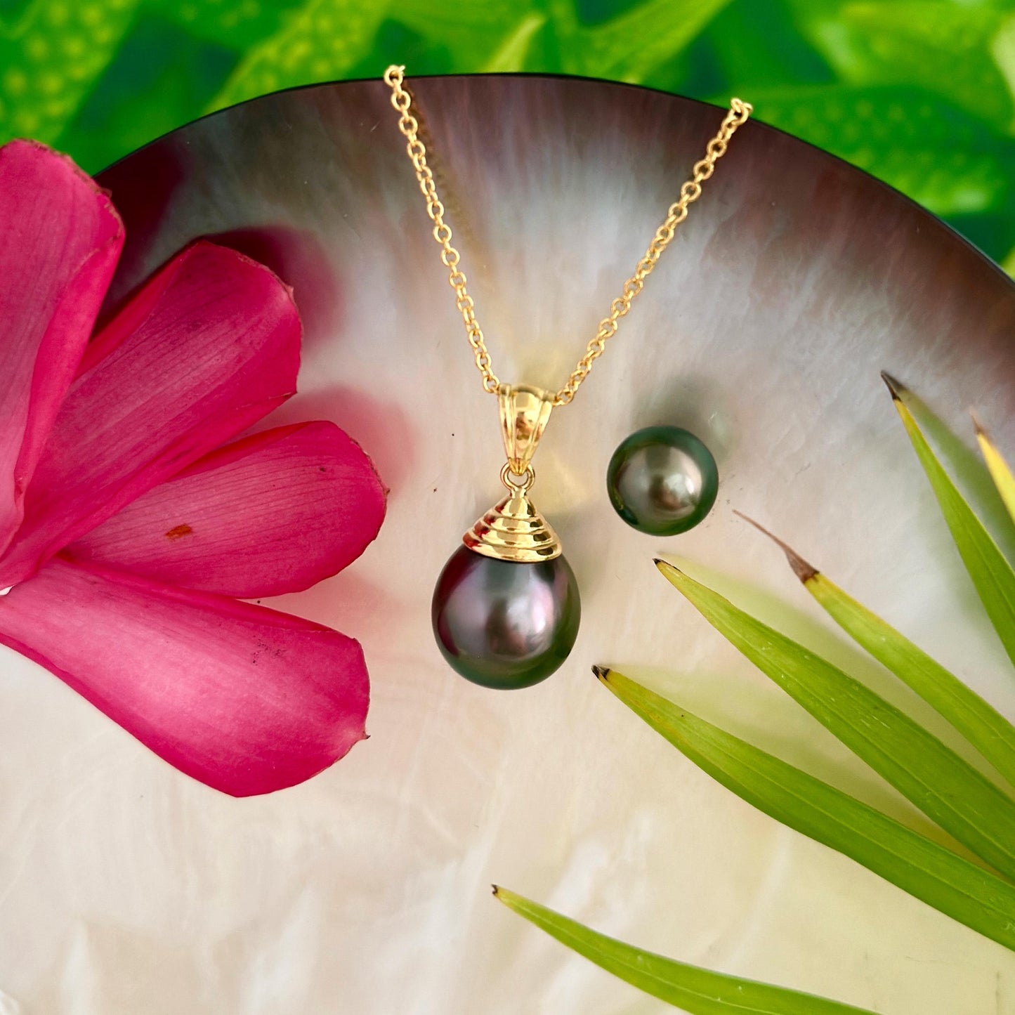 Big Tahitian Pearl Pendant with Peacock colors • Solid Gold chain • natural gemstone
