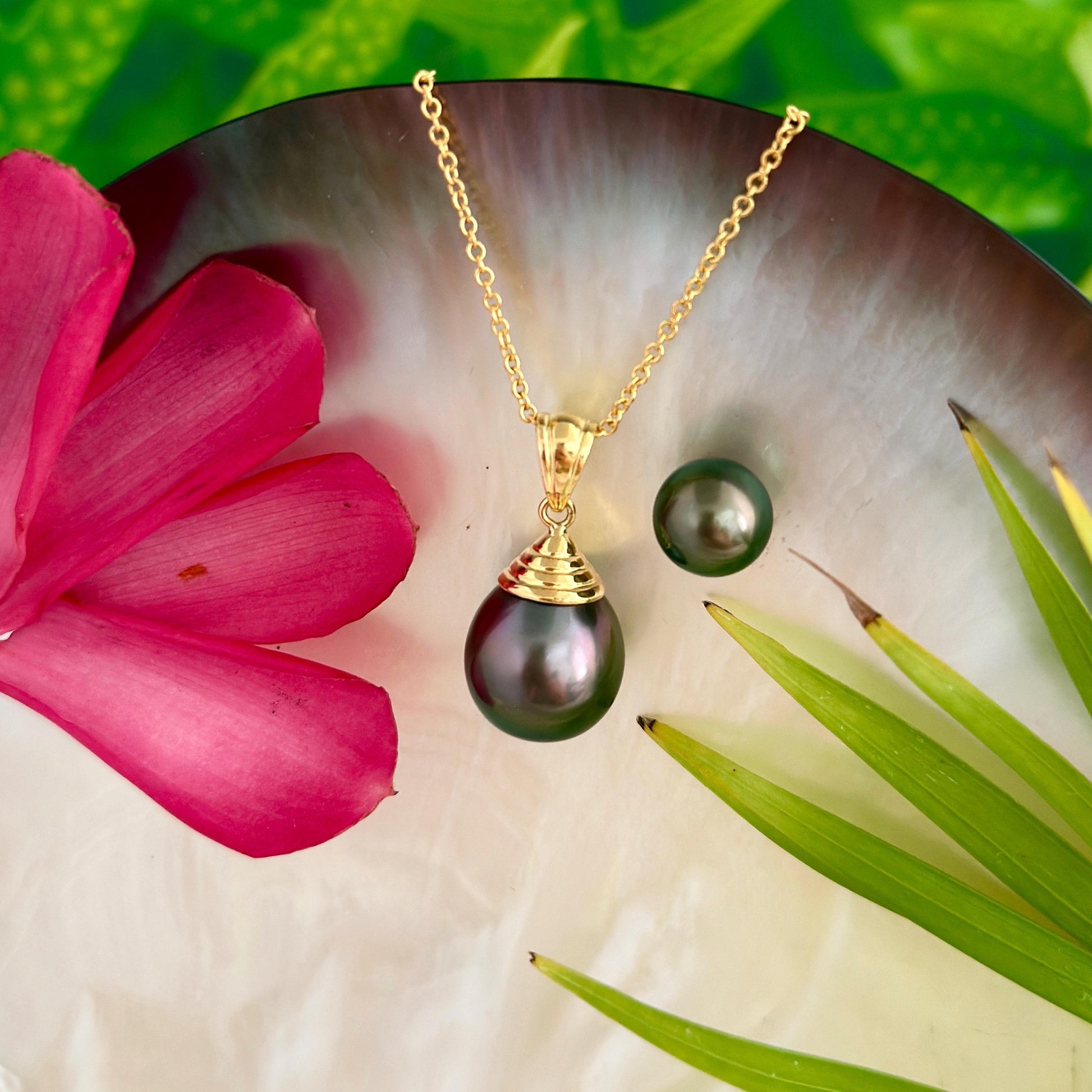 Big Tahitian Pearl Pendant with Peacock colors • Solid Gold chain • natural gemstone