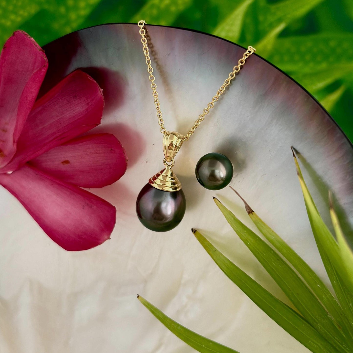 Big Tahitian Pearl Pendant with Peacock colors • Solid Gold chain • natural gemstone