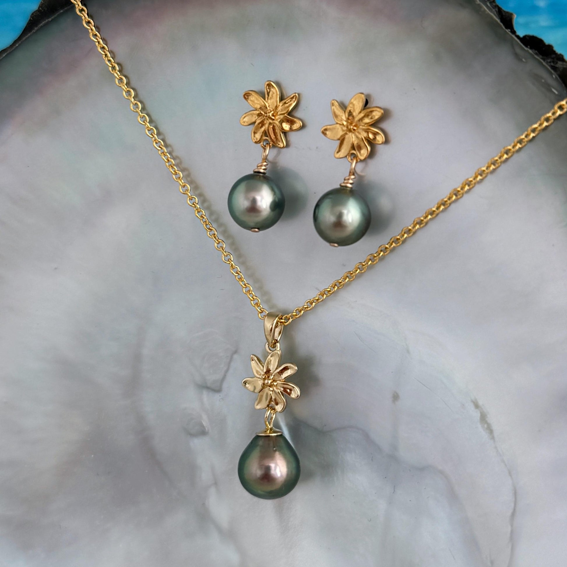 Tahitian Pearl Necklace – Gold Tiare Gardenia Flower Pendant • Hawaiian • Elegant black pearl Jewelry