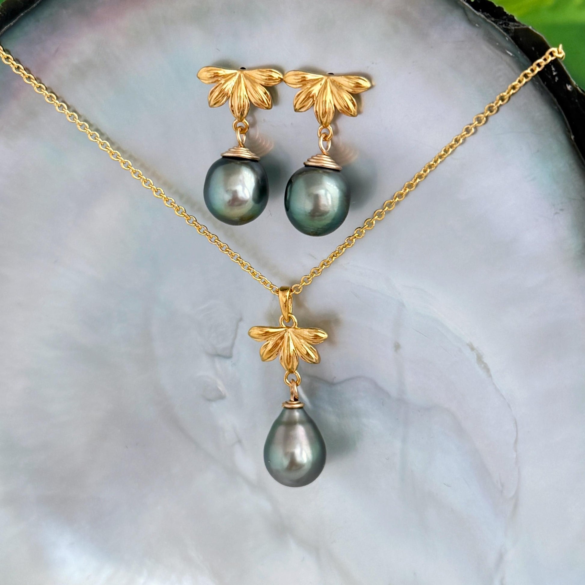 Tahitian Pearl Pendant – Naupaka Flower Necklace, Delicate Hawaiian Jewelry • Tropical Elegance • Choose your Pearl
