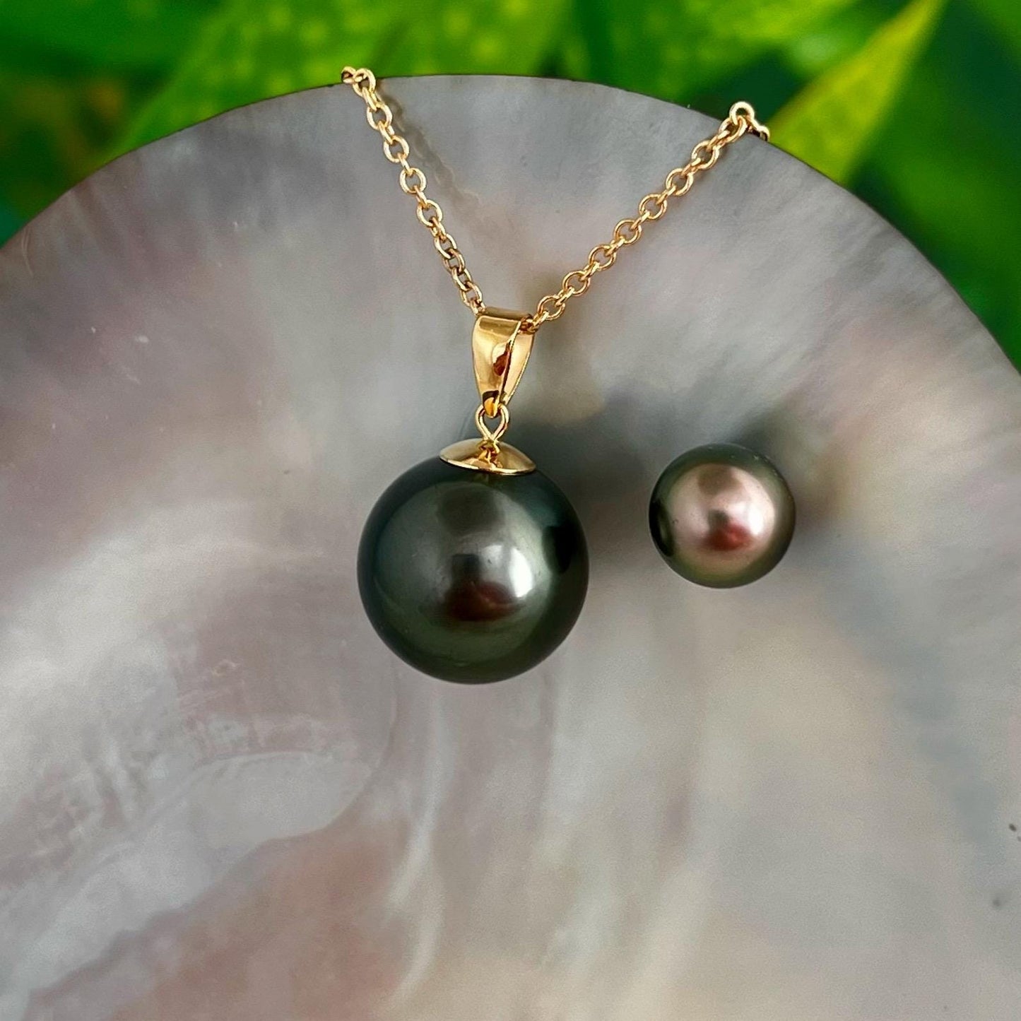 Exceptional and Big Tahitian Pearl Pendant • Dark Green pearl • Solid Gold chain • natural gemstone • Gift for her • Statement necklace