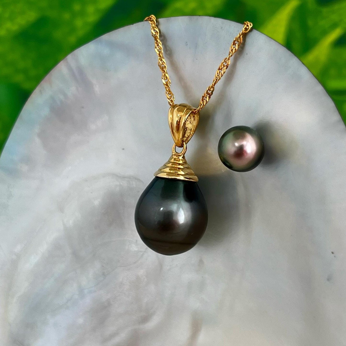 RARE and Big Tahitian Pearl Pendant • Genuine black pearl • Solid Gold chain • natural gemstone • Gift for her • Statement necklace • luxury