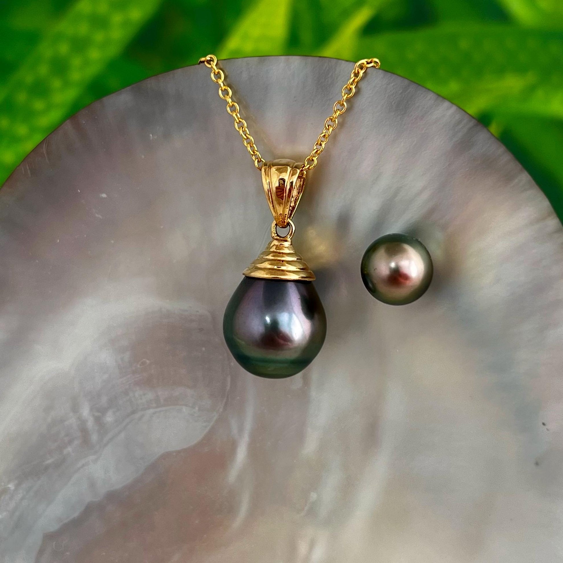 Large Peacock Tahitian Pearl Pendant • Vibrant genuine colors • Solid Gold chain • natural gemstone • Gift for her Chic Statement necklace