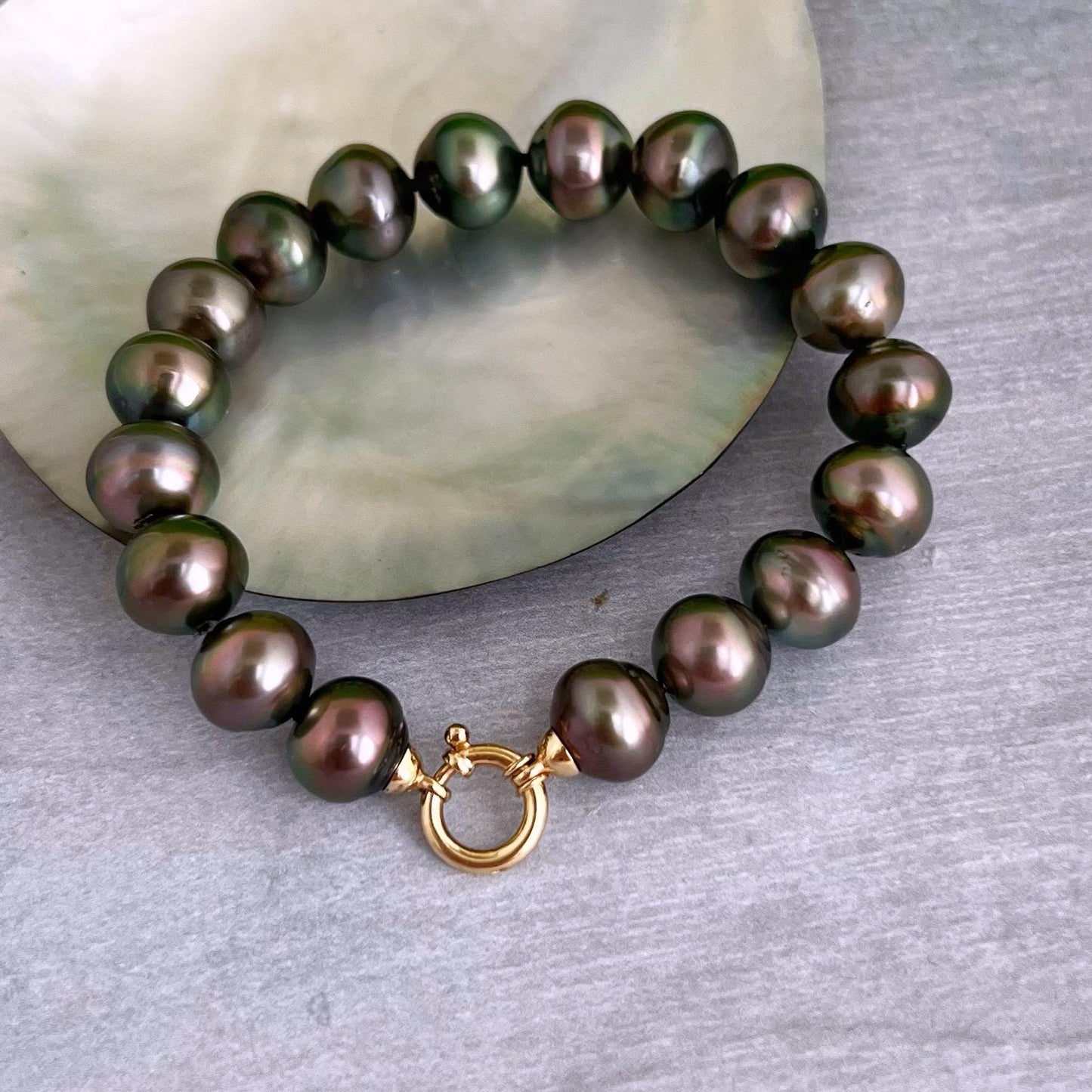EXQUISITE Tahitian Pearl Bracelet • solid 9kt Gold clasp • Peacock colors • Aubergine