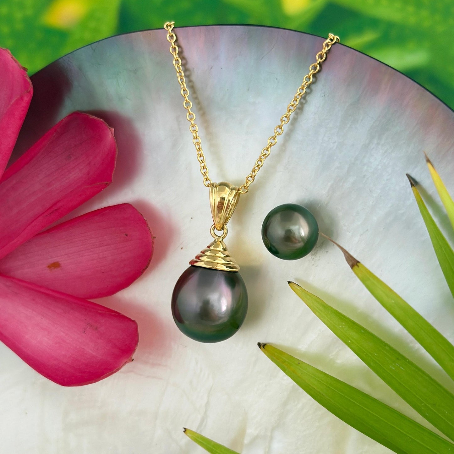 Big Tahitian Pearl Pendant with Peacock colors • Solid Gold chain • natural gemstone