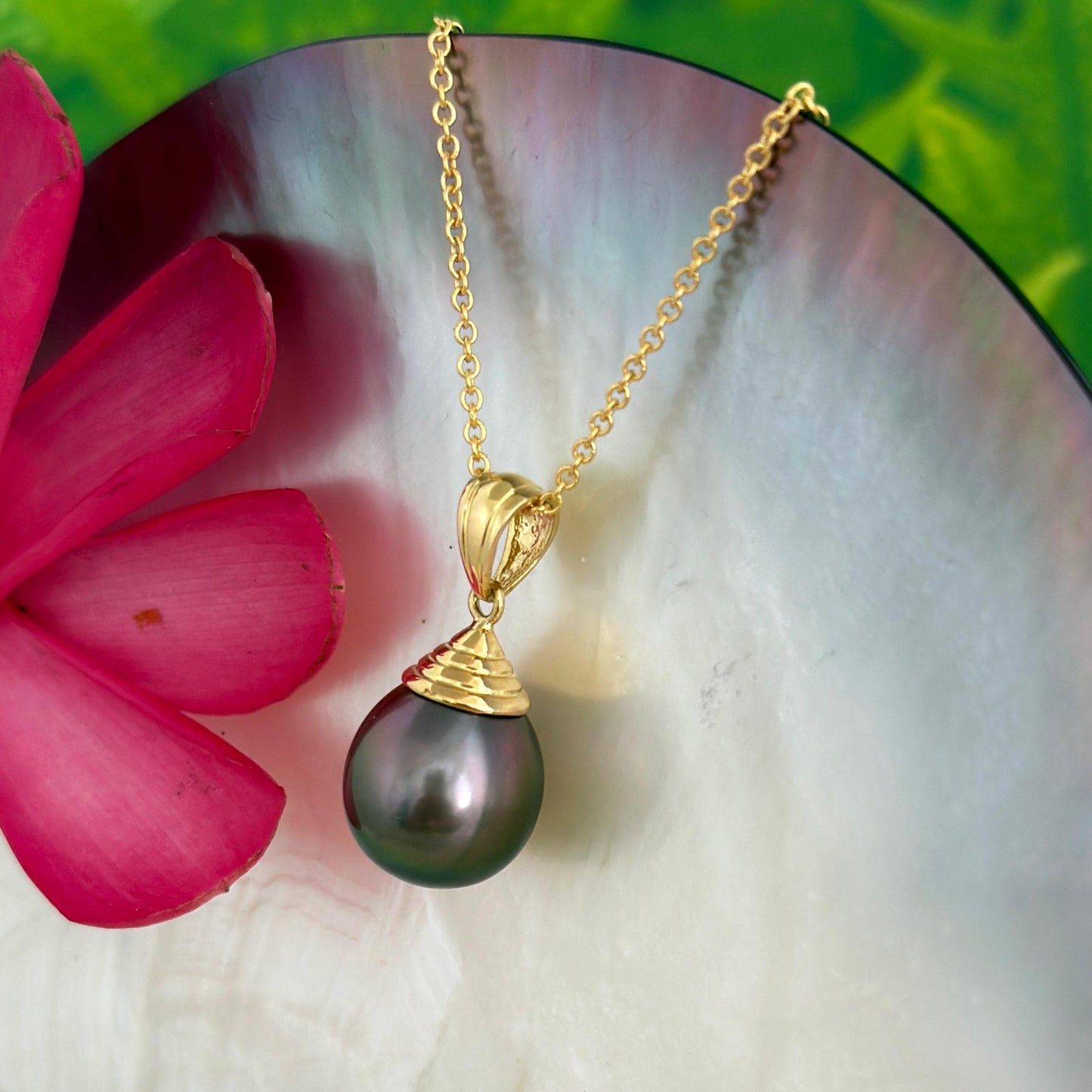 Big Tahitian Pearl Pendant with Peacock colors • Solid Gold chain • natural gemstone