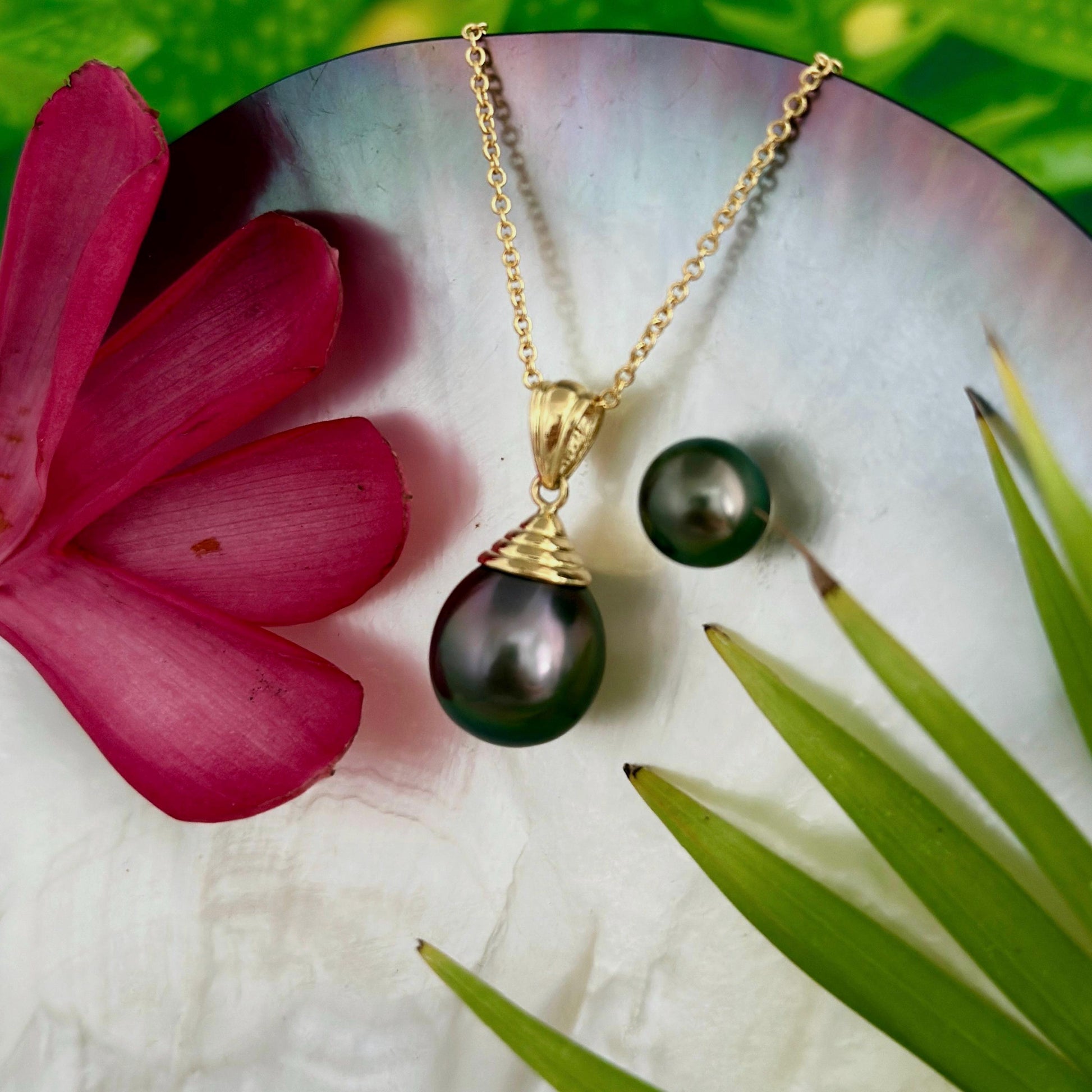 Big Tahitian Pearl Pendant with Peacock colors • Solid Gold chain • natural gemstone