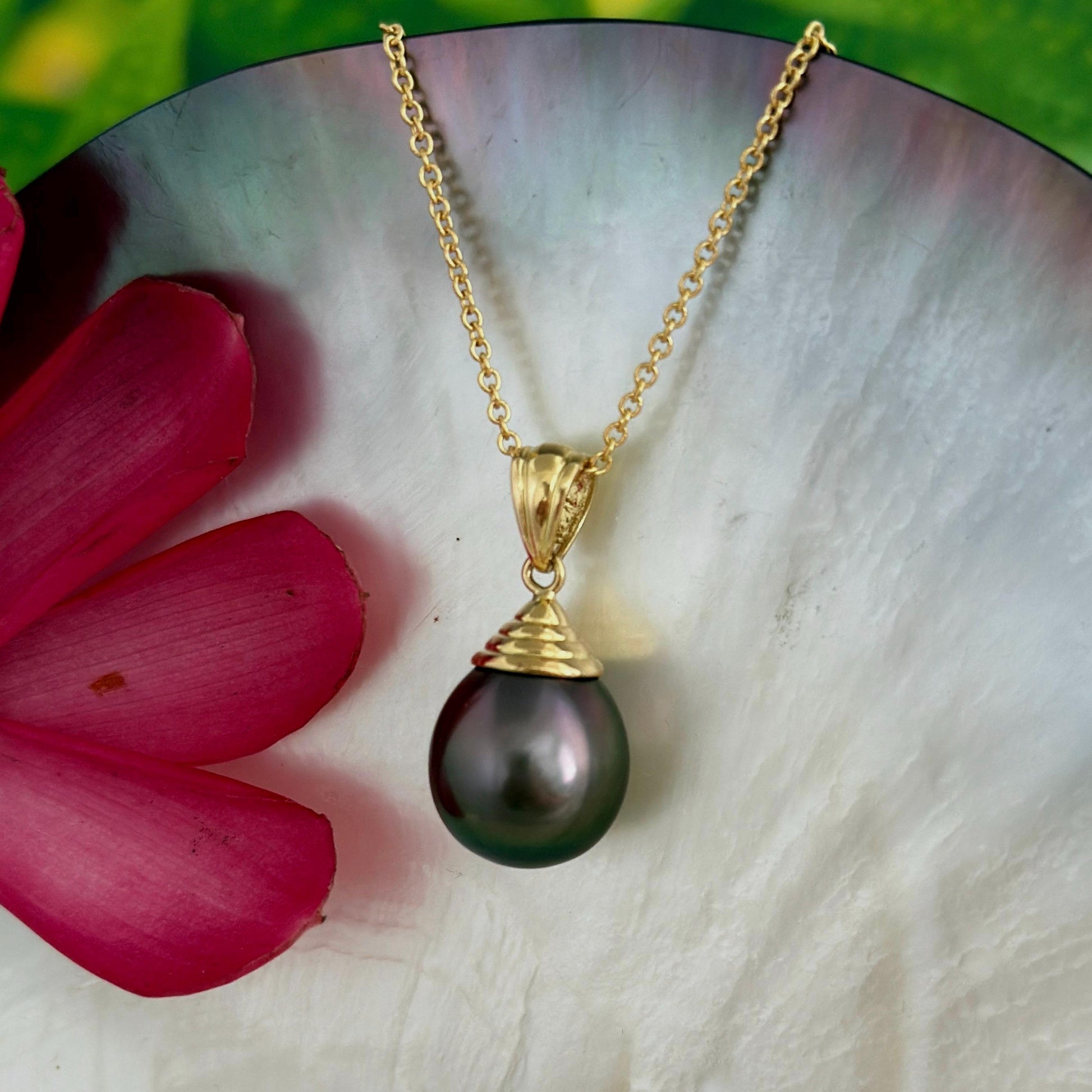 Big Tahitian Pearl Pendant with Peacock colors • Solid Gold chain • natural gemstone