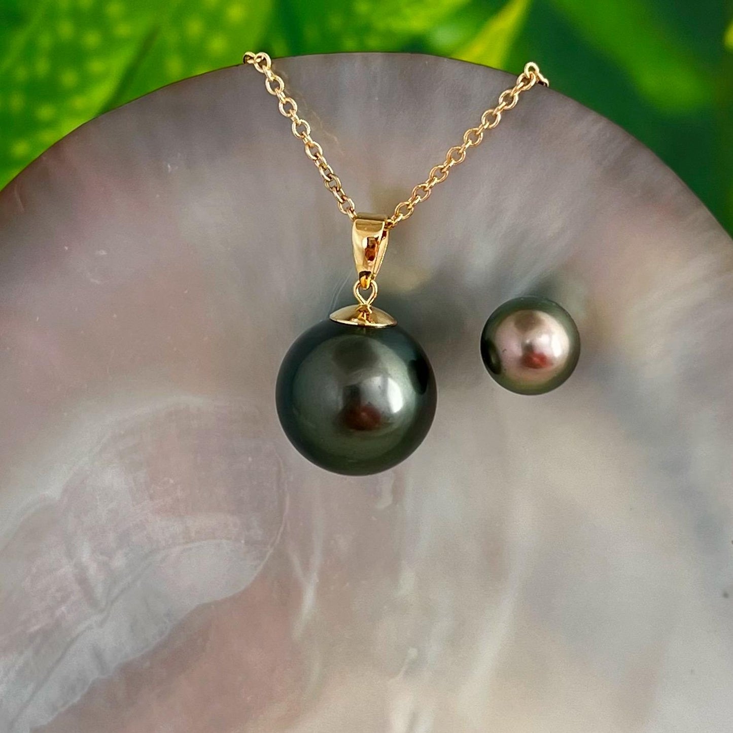 Exceptional and Big Tahitian Pearl Pendant • Dark Green pearl • Solid Gold chain • natural gemstone • Gift for her • Statement necklace