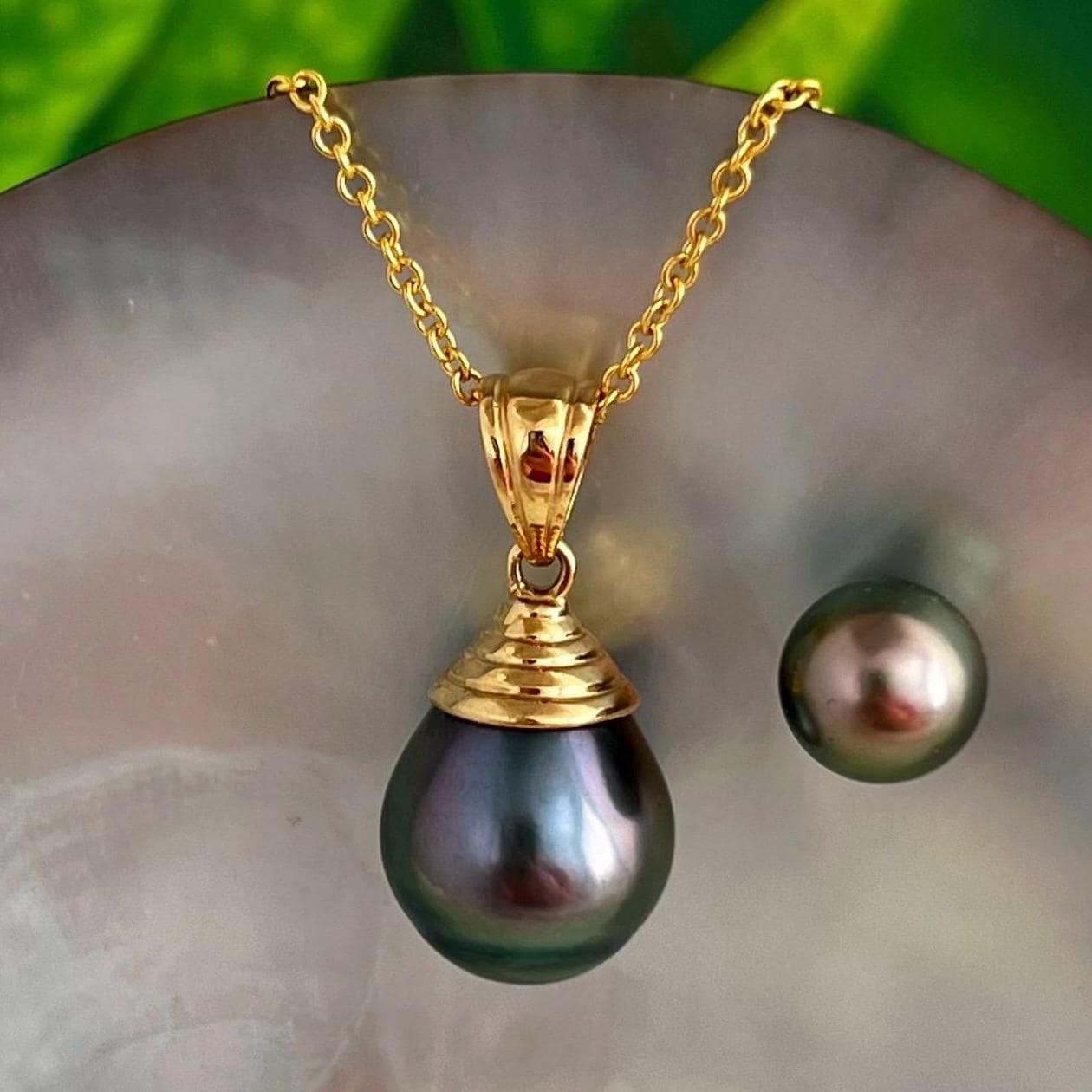 Large Peacock Tahitian Pearl Pendant • Vibrant genuine colors • Solid Gold chain • natural gemstone • Gift for her Chic Statement necklace
