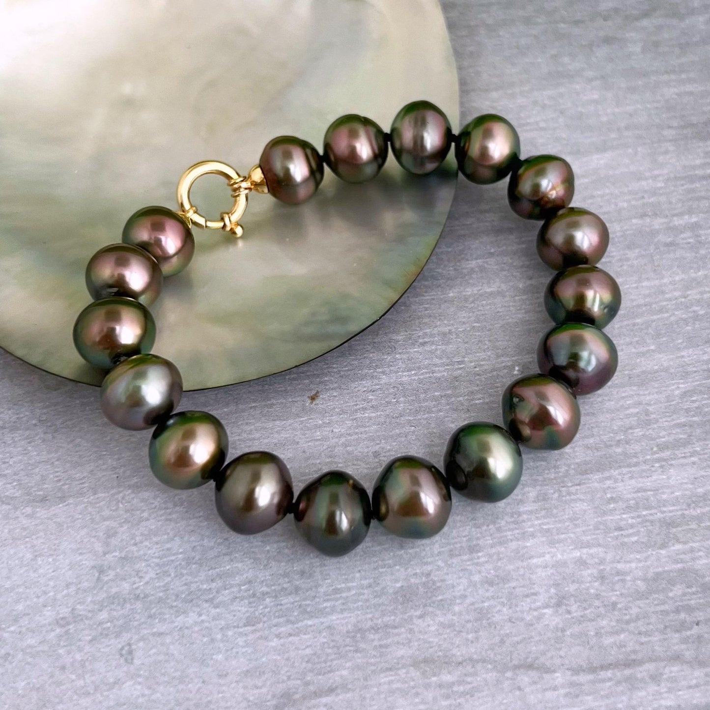 EXQUISITE Tahitian Pearl Bracelet • solid 9kt Gold clasp • Peacock colors • Aubergine