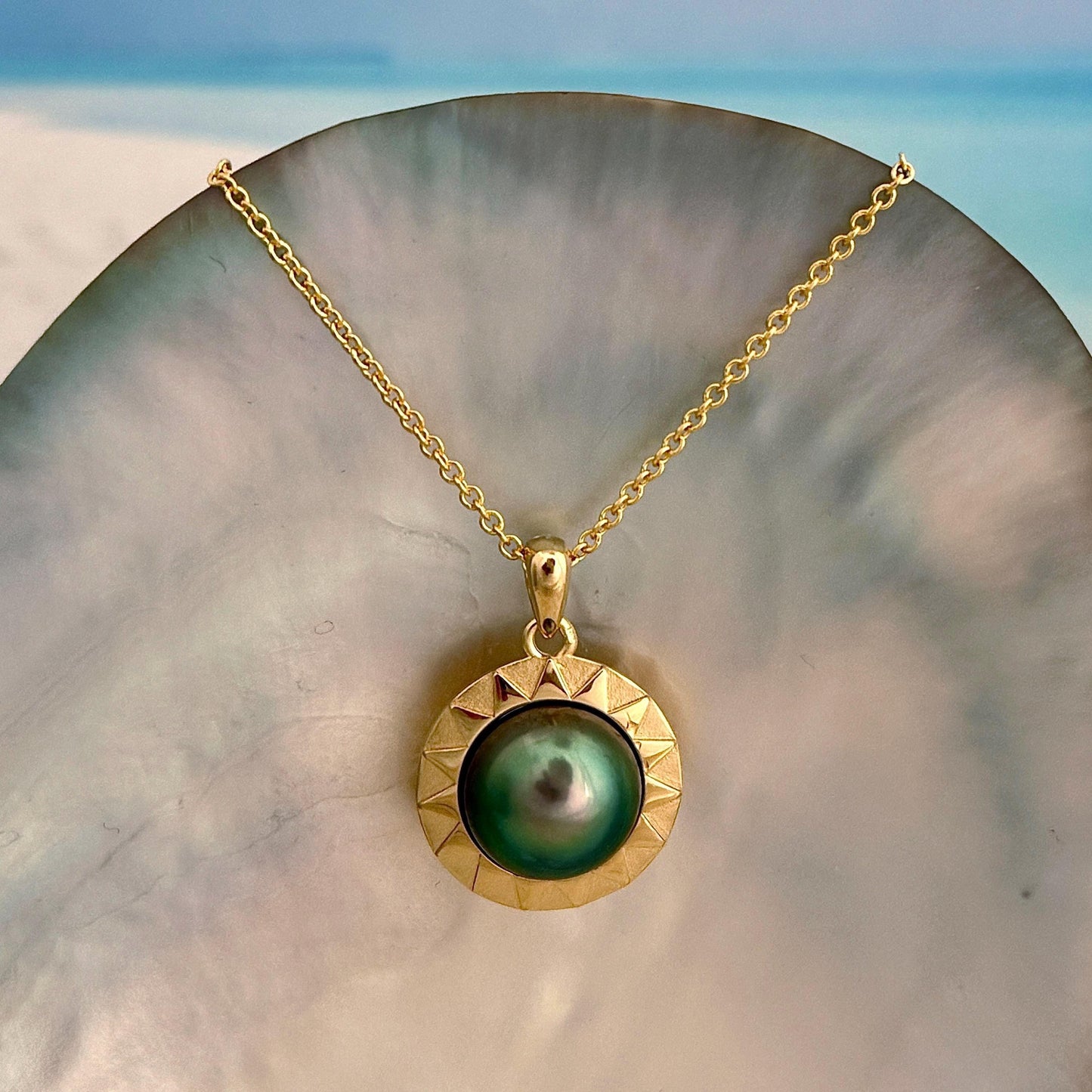 tahitian pearl pendant with peacock color. Sun design pendant in gold vermeil