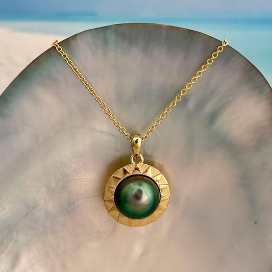 tahitian pearl pendant with peacock color. Sun design pendant in gold vermeil