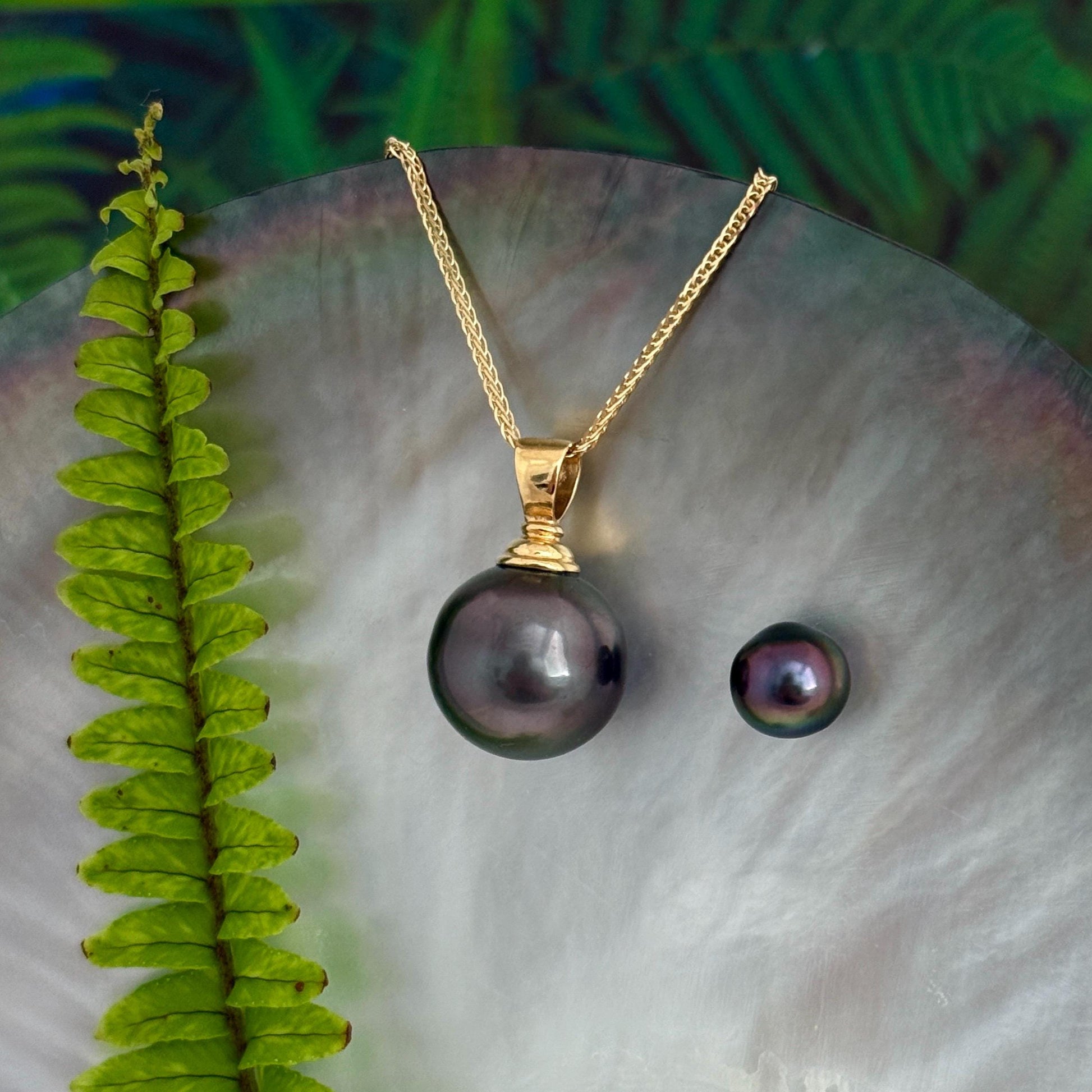 Big Tahitian Pearl Pendant • Solid Gold bail • Elegant and Timeless • 15mm