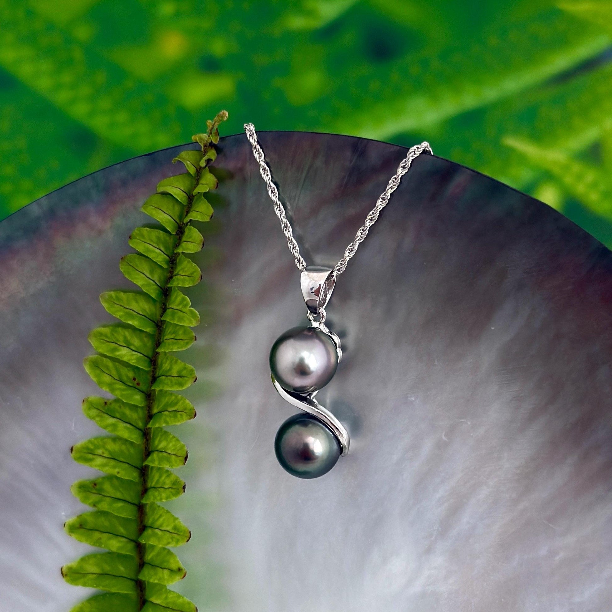 Tahitian Pearl pendant • Near round shape • Peacock Pink and Green • Sterling silver