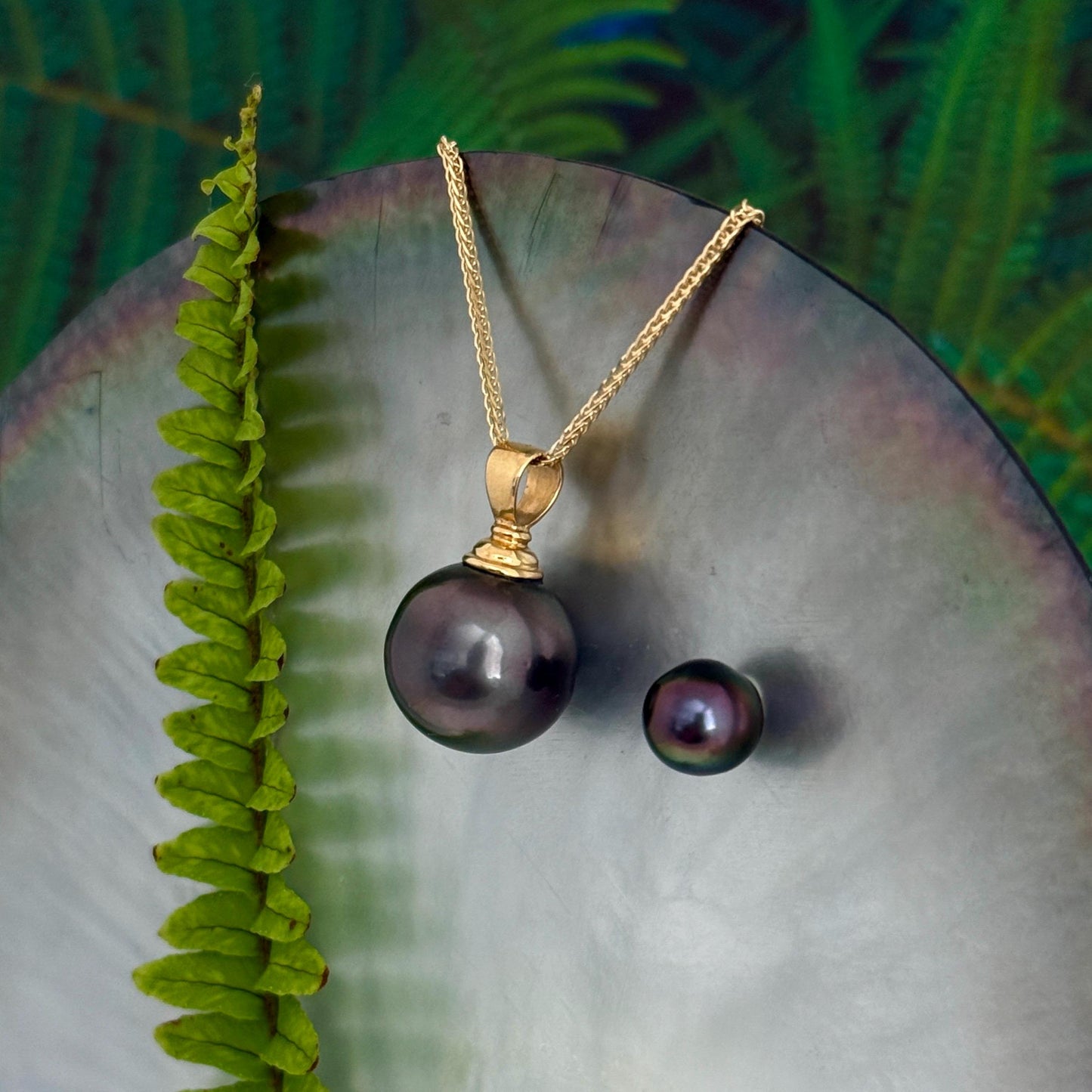 Big Tahitian Pearl Pendant • Solid Gold bail • Elegant and Timeless • 15mm