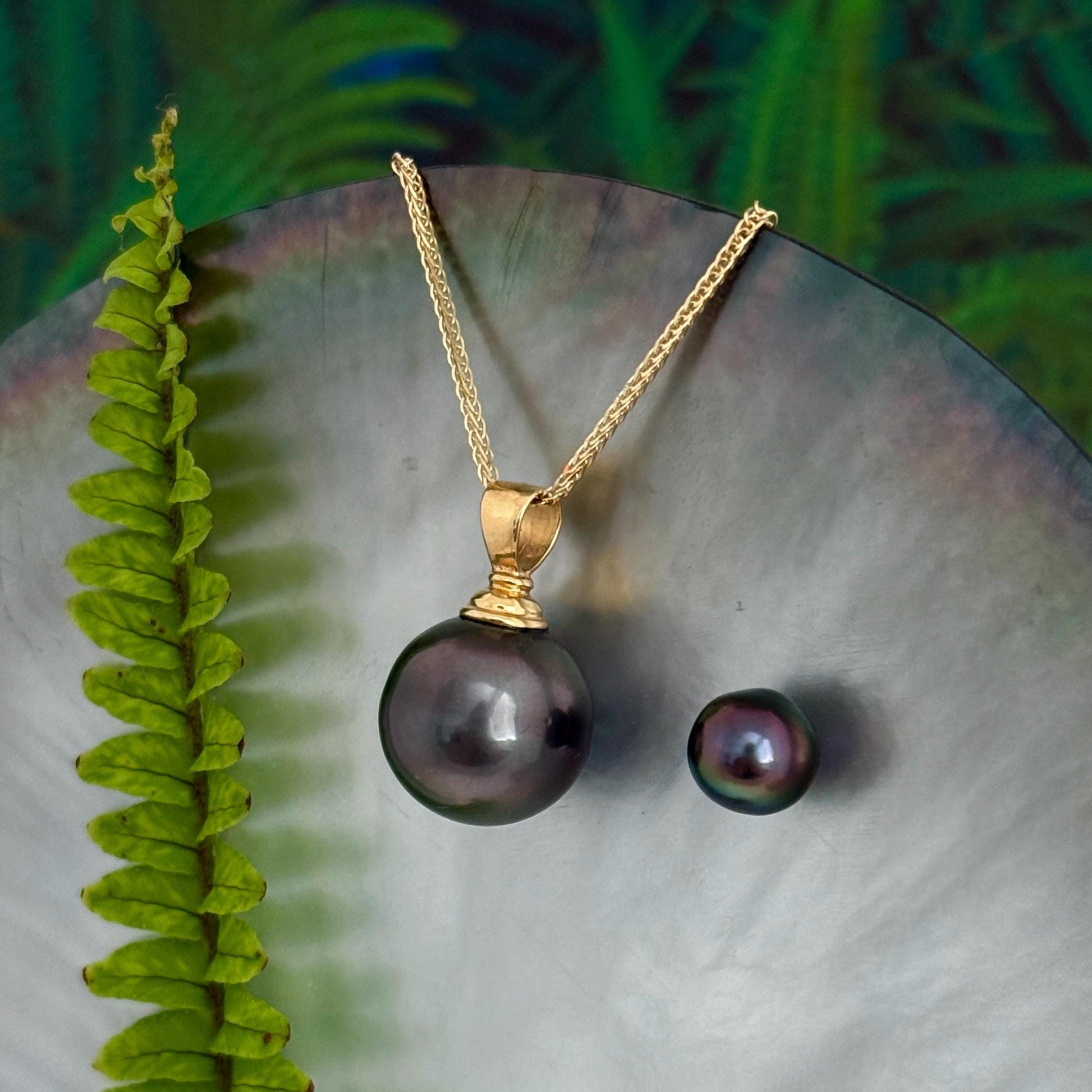 Big Tahitian Pearl Pendant • Solid Gold bail • Elegant and Timeless • 15mm