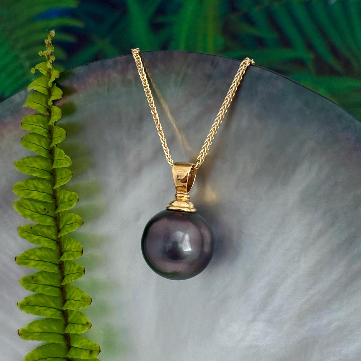 Big Tahitian Pearl Pendant • Solid Gold bail • Elegant and Timeless • 15mm