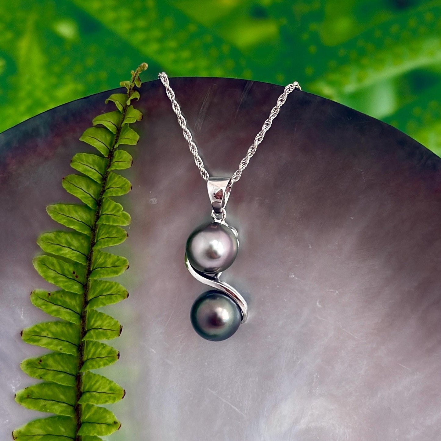 Tahitian Pearl pendant • Near round shape • Peacock Pink and Green • Sterling silver