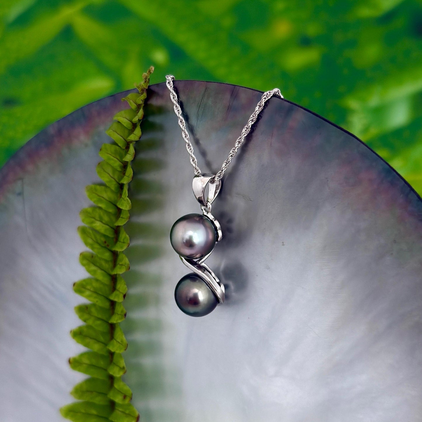 Tahitian Pearl pendant • Near round shape • Peacock Pink and Green • Sterling silver