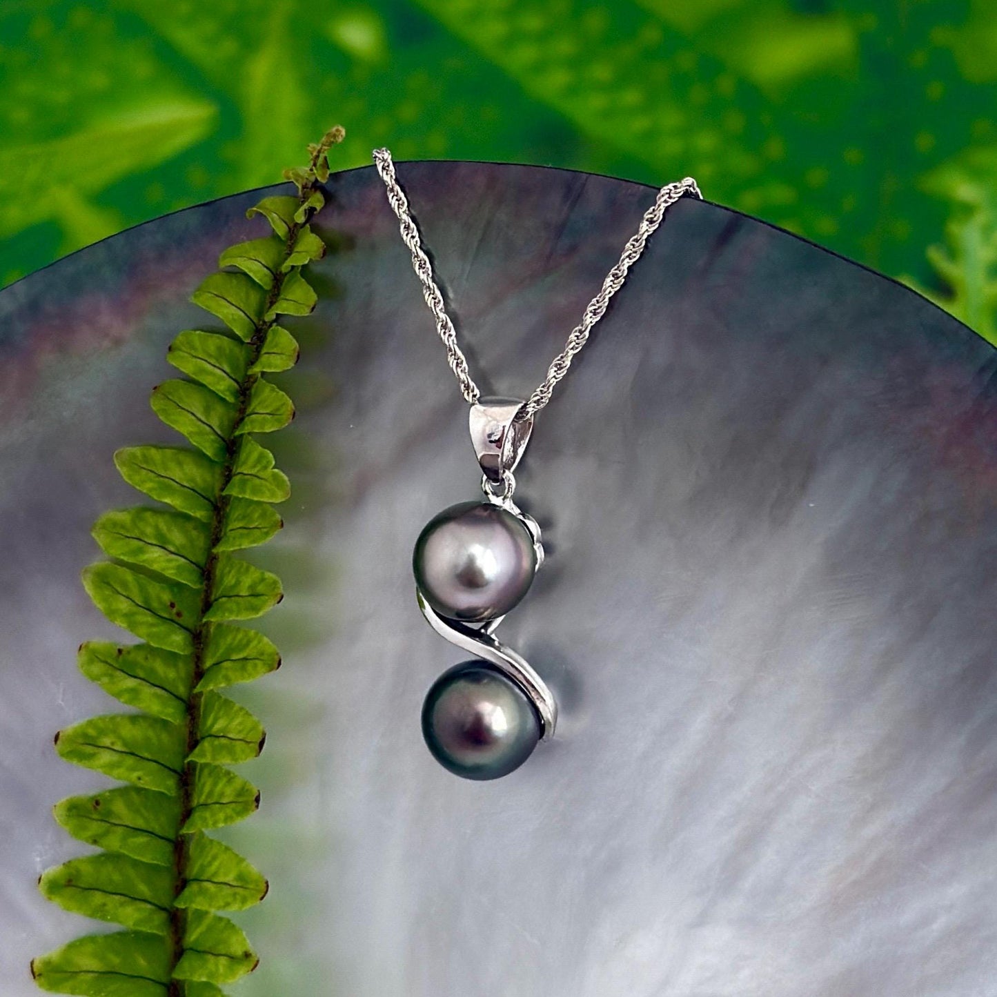Tahitian Pearl pendant • Near round shape • Peacock Pink and Green • Sterling silver