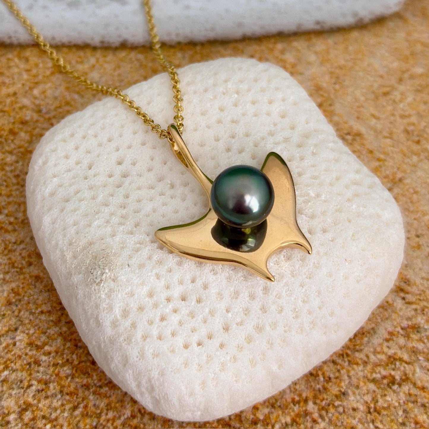 Tahitian pearl necklace • Manta Ray pendant • ocean jewelry • Hawaiian Aumakua • Gold
