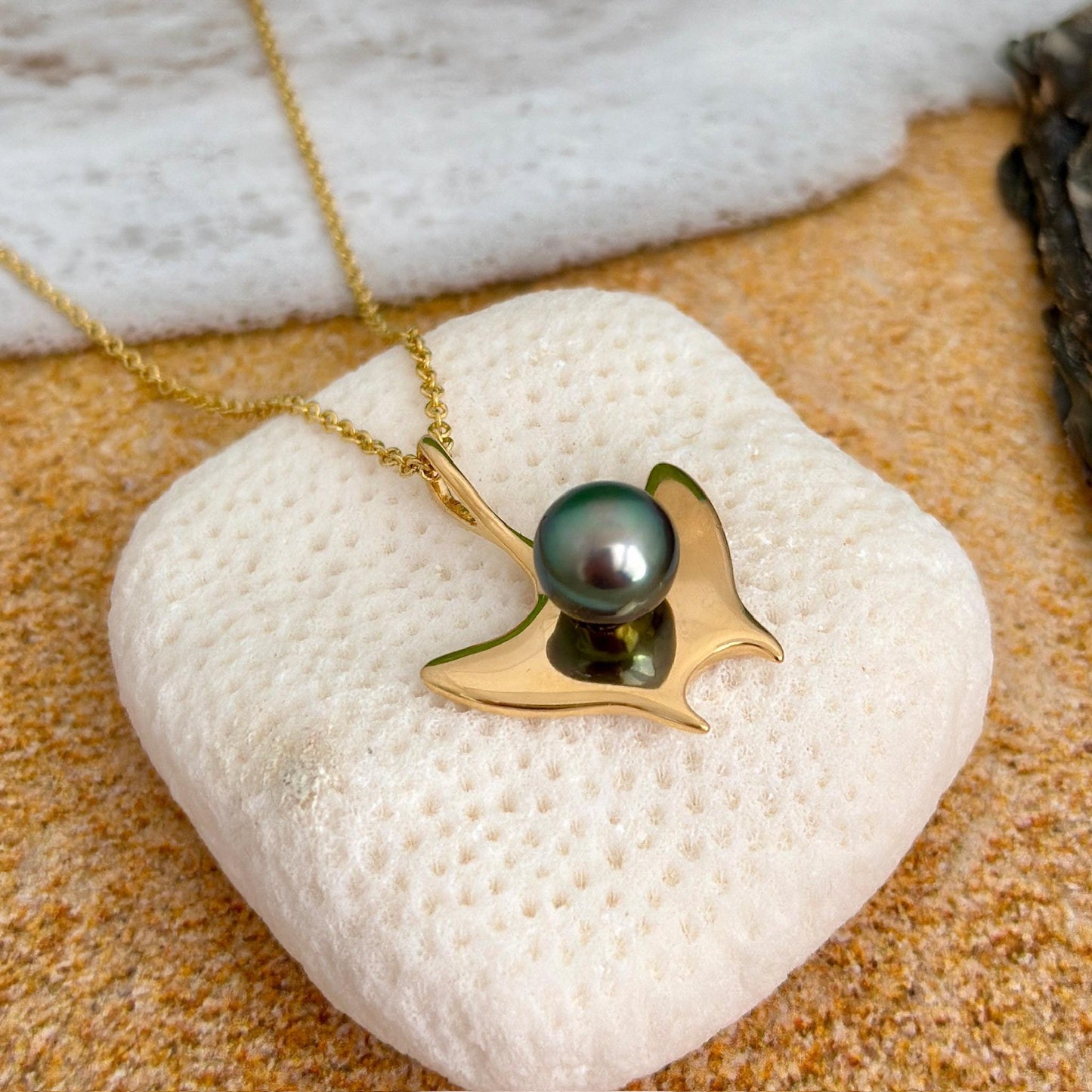 Tahitian pearl necklace • Manta Ray pendant • ocean jewelry • Hawaiian Aumakua • Gold