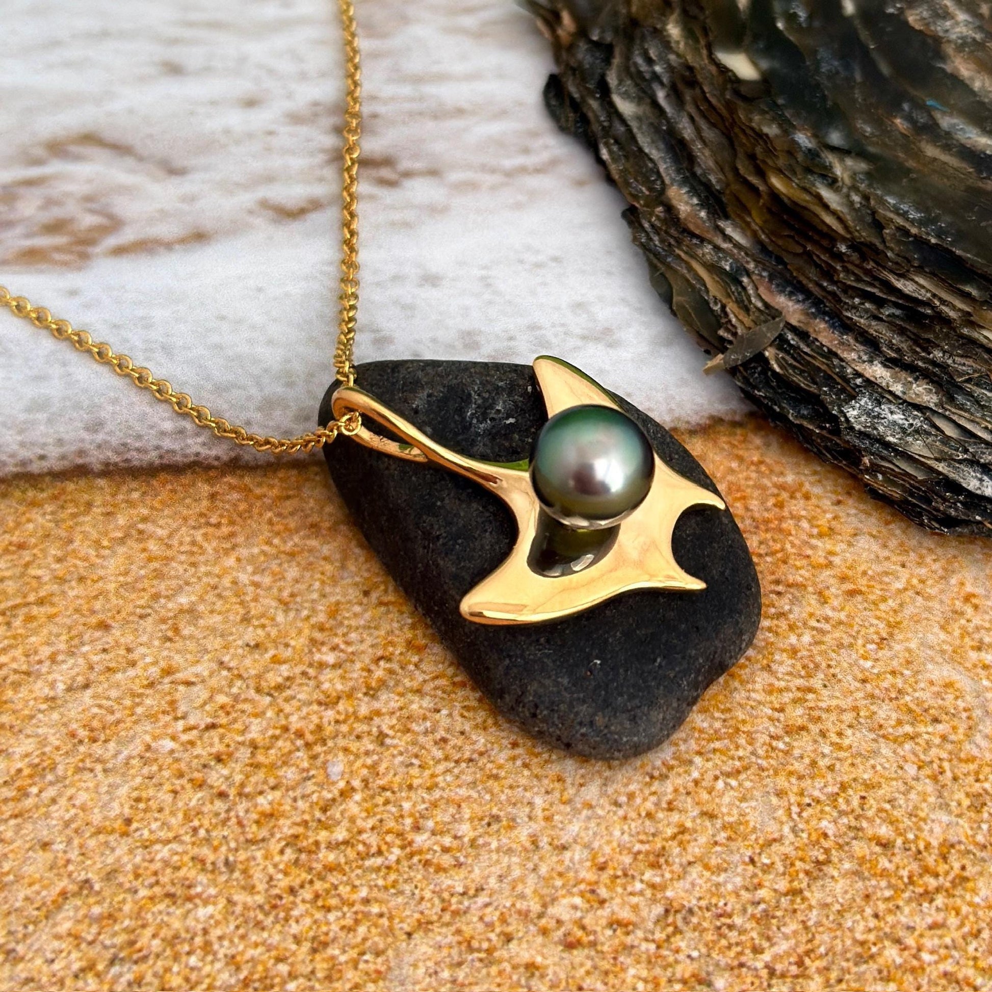 Tahitian pearl necklace • Manta Ray pendant • ocean jewelry • Hawaiian Aumakua • Gold