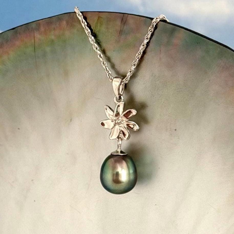 tahitian pearl pendant with a Tiare or Gardenia design, in sterling silver