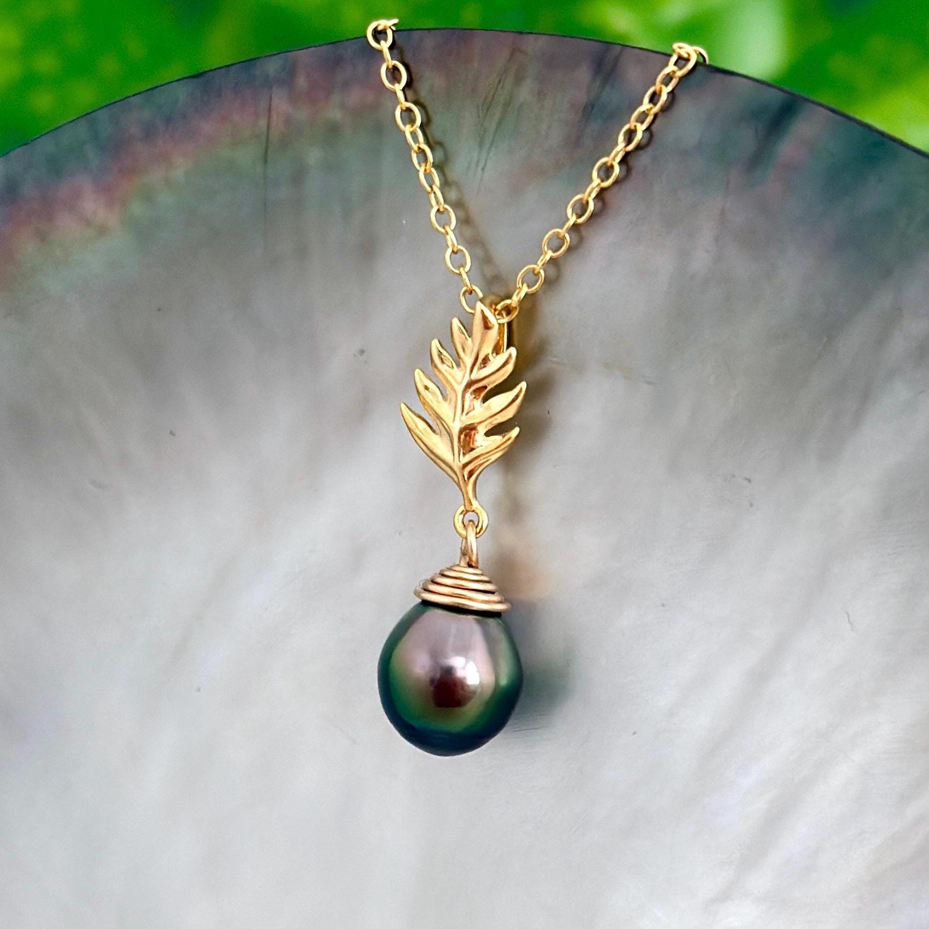tahitian pearl pendant with hawaiian ulu design , in gold vermeil.